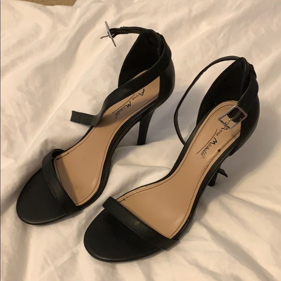 Black strappy heels - Picture 1 of 4